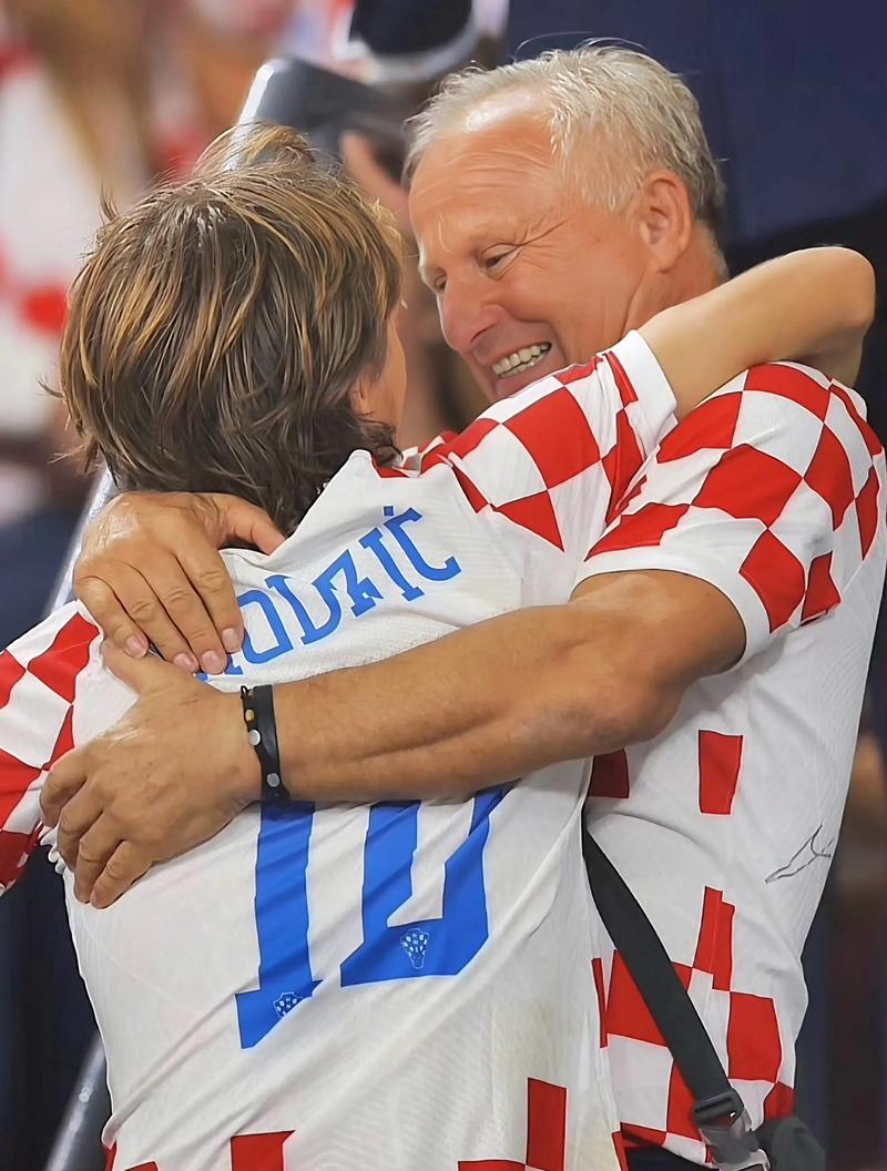 五大囧！萨格斯三分出手提前转身庆祝，结果没进