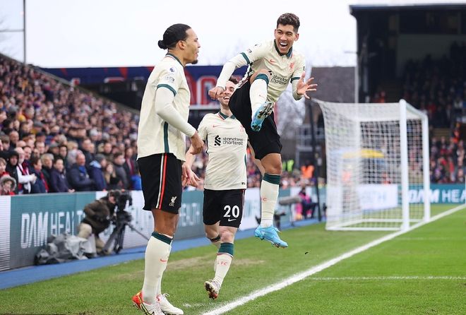 大谷翔平在 2024 年夺冠游行中，手中的冠军奖杯在阳光下熠熠生辉