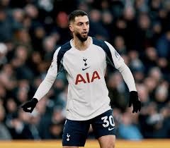 卡雷拉斯染红全程：对裁判让任意球重开不满染黄，随后抱怨吃直红